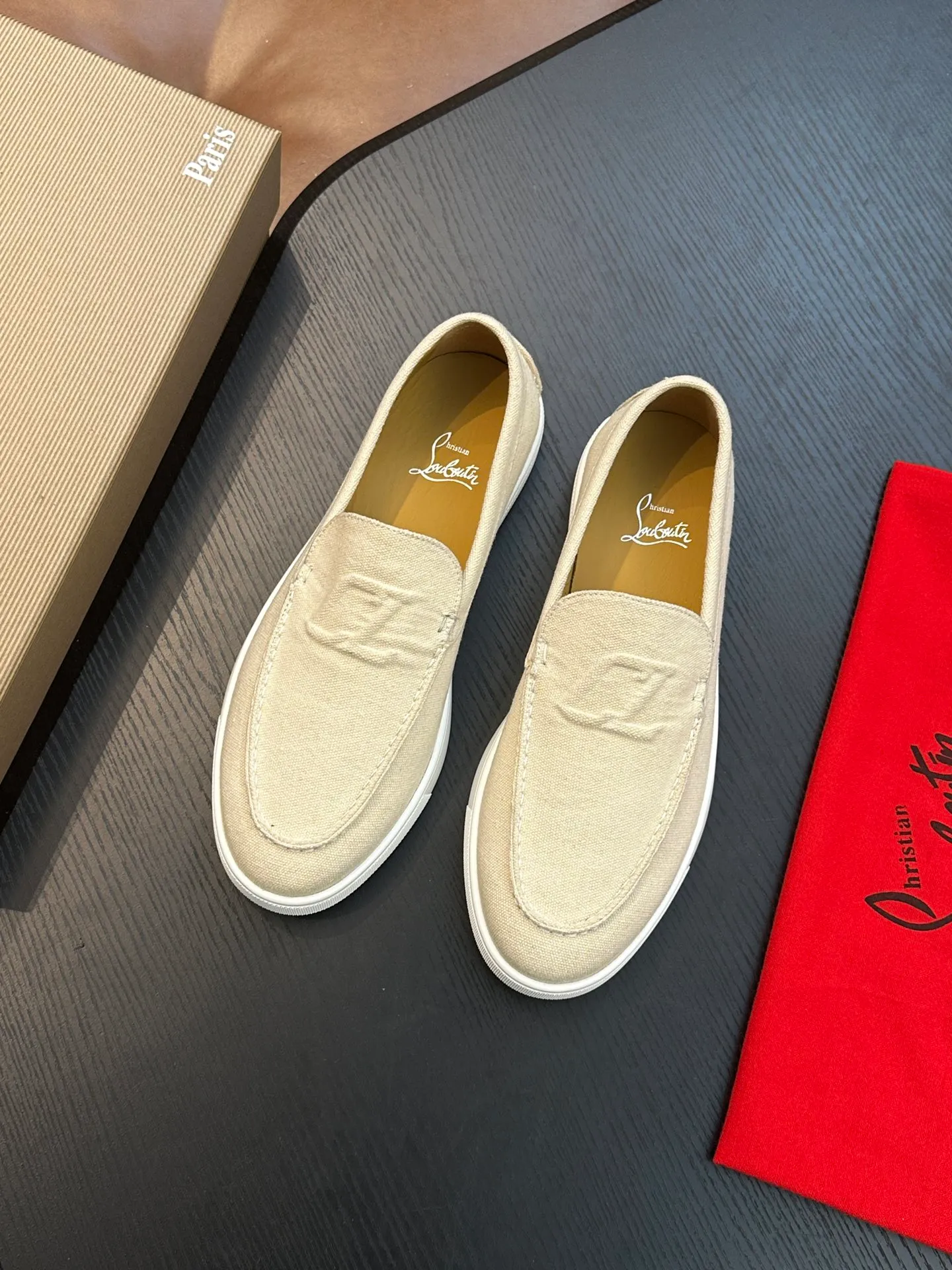 P760💰Christian Louboutin (red-soled shoes) Italian men’s casual sneakers are shipped! Each pair of shoes from this Italian handmade shoe brand has a simple and classic design, which is very comfortable and versatile! The upper fabric of this shoe is made of imported cowhide, with high-end and comfortable cowhide lining! The outsole is made of original rubber bottom sheets and is lined with cowhide! Brand-specific molded footbed, exclusive private mold control! Original box packaging, with shoe storage bag! 39 40 41 42 43 44 (38 45 46 customized)